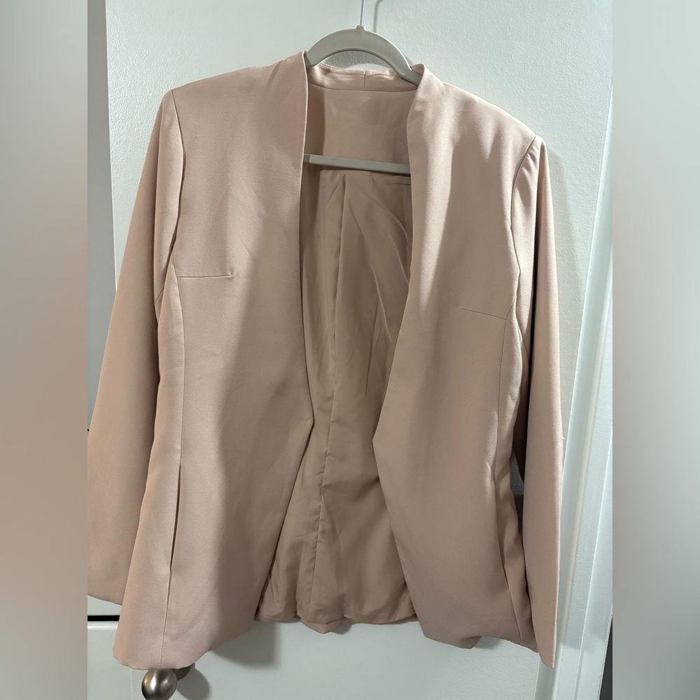 Elegant Women's Blazer in Soft Pink